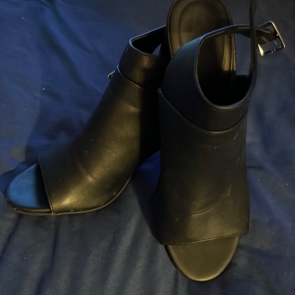Black open toe block, healed buckle shoes